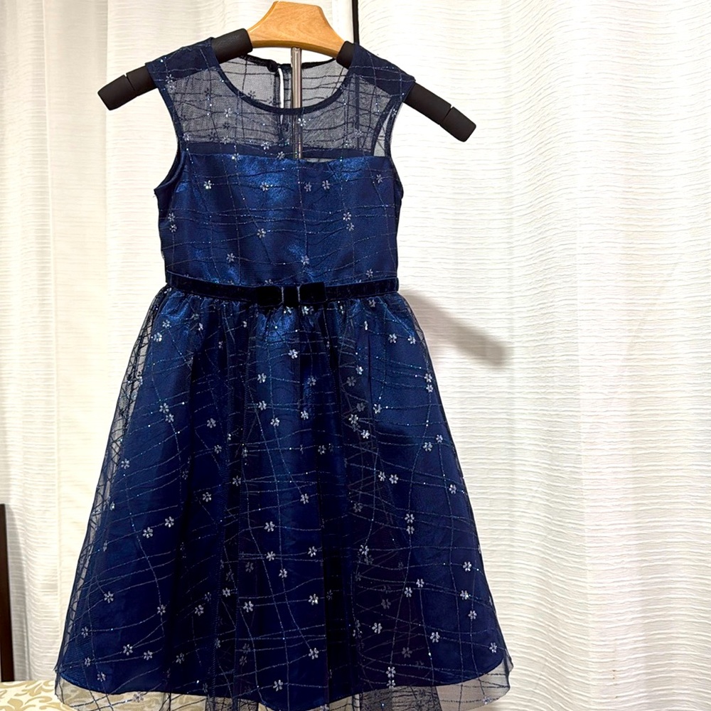Jona Michelle, Winter formal dress with glittery white snow flakes. Size 7